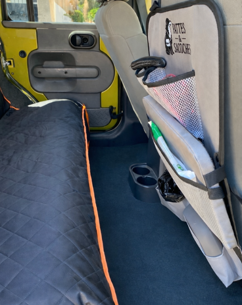 Organisateur voiture chien replié : gain de place, sangle de fixation et dos antidérapant.